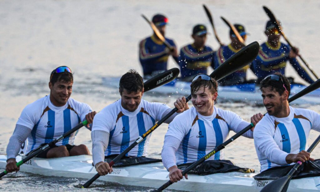 Rubén Rezola junto a Agustín Vernice, Gonzalo Carreras y Vicente Vergauven, tras ganar la medalla de oro en el K4 500 metros para Argentina en los Juegos Suramericanos Santa Fe 2026.