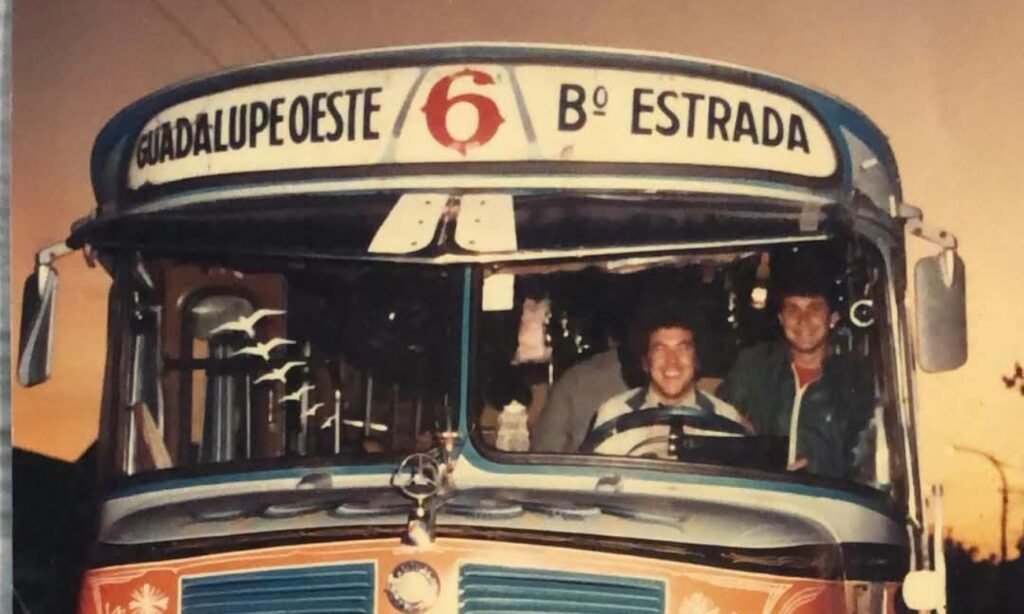 Ricardo “Oveja” Stec, en una imagen de sus primeros años, a bordo de un colectivo durante una época que forma parte de la historia de la cumbia santafesina. Foto de archivo.