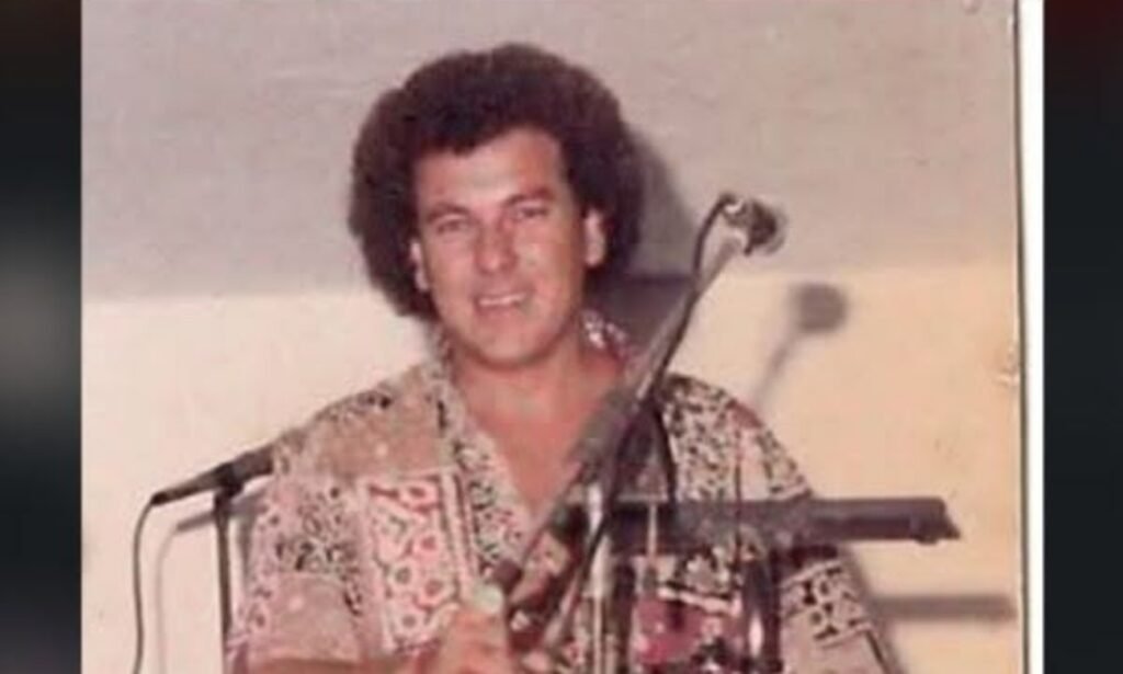 Ricardo “Oveja” Stec durante una de sus etapas como músico, cuando dejó su huella como percusionista en la cumbia santafesina. Foto de archivo.