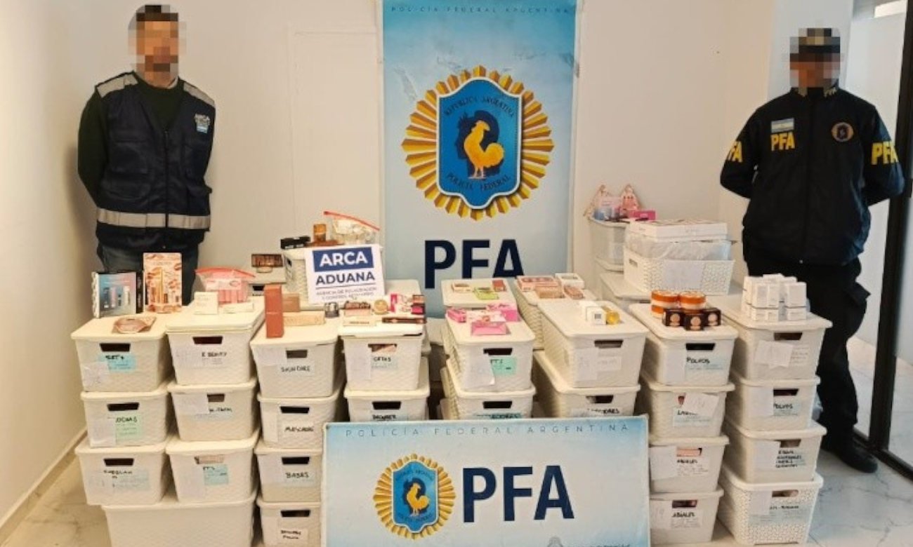 La mercadería secuestrada y el traslado de una persona durante el operativo realizado por la Policía Federal Argentina en Rosario. Foto: PFA.