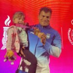 Rubén Rezola celebra junto a su hija y la medalla de oro conseguida en el K4 500 metros de los Juegos Suramericanos Santa Fe 2026.