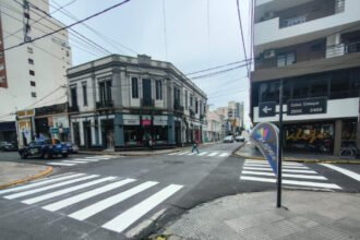 Trabajos de demarcación de sendas peatonales en distintos sectores de la ciudad de Santa Fe.