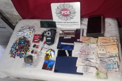 Material incautado durante los tres allanamientos realizados por la PDI en Santo Tomé, donde se secuestraron drogas, armas, municiones, dinero y elementos vinculados al fraccionamiento de estupefacientes.