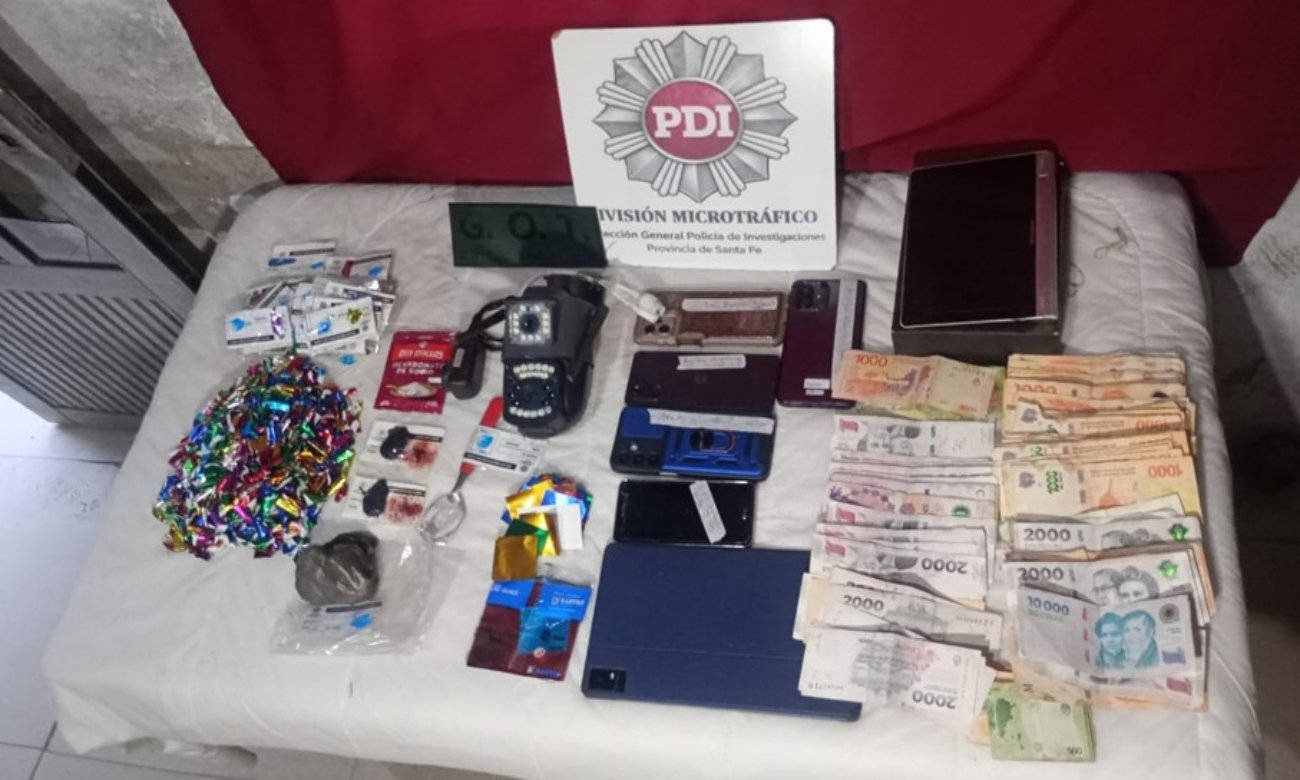 Material incautado durante los tres allanamientos realizados por la PDI en Santo Tomé, donde se secuestraron drogas, armas, municiones, dinero y elementos vinculados al fraccionamiento de estupefacientes.