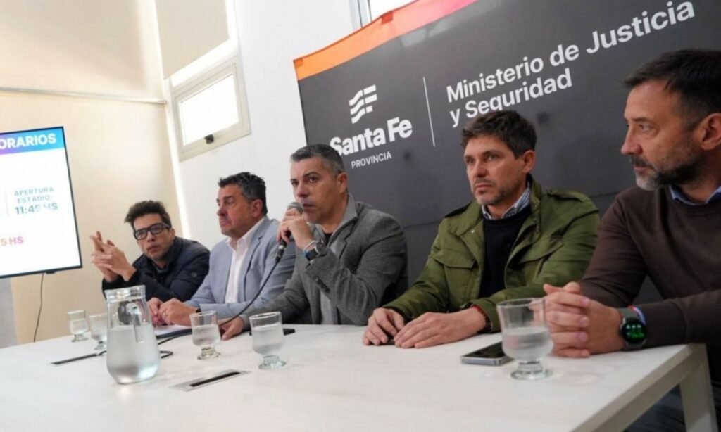Autoridades provinciales, municipales y representantes de Rosario Central y Newell’s durante la reunión en la que se definieron los detalles del operativo de seguridad para el clásico rosarino.