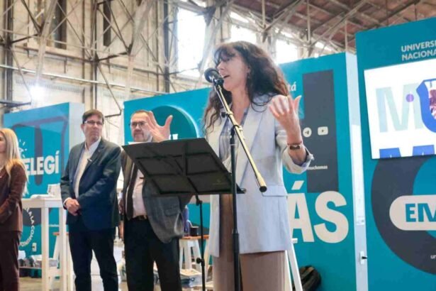 Laura Tarabella, rectora de la UNL, durante la apertura de la Expocarreras en la Estación Belgrano de Santa Fe.