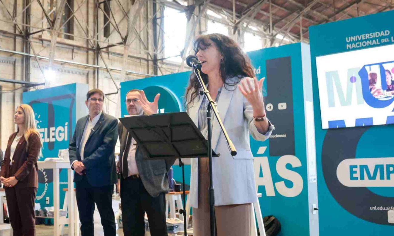 Laura Tarabella, rectora de la UNL, durante la apertura de la Expocarreras en la Estación Belgrano de Santa Fe.