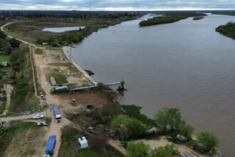 La obra del Terraplén Garello avanza sobre el tramo final de la defensa, con trabajos de protección mediante geotextil, bloques de hormigón y enrocado.