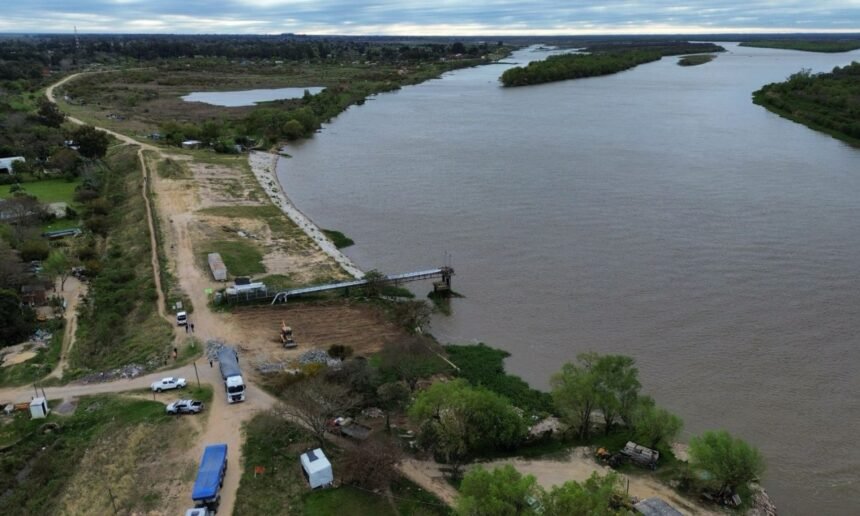 La obra del Terraplén Garello avanza sobre el tramo final de la defensa, con trabajos de protección mediante geotextil, bloques de hormigón y enrocado.