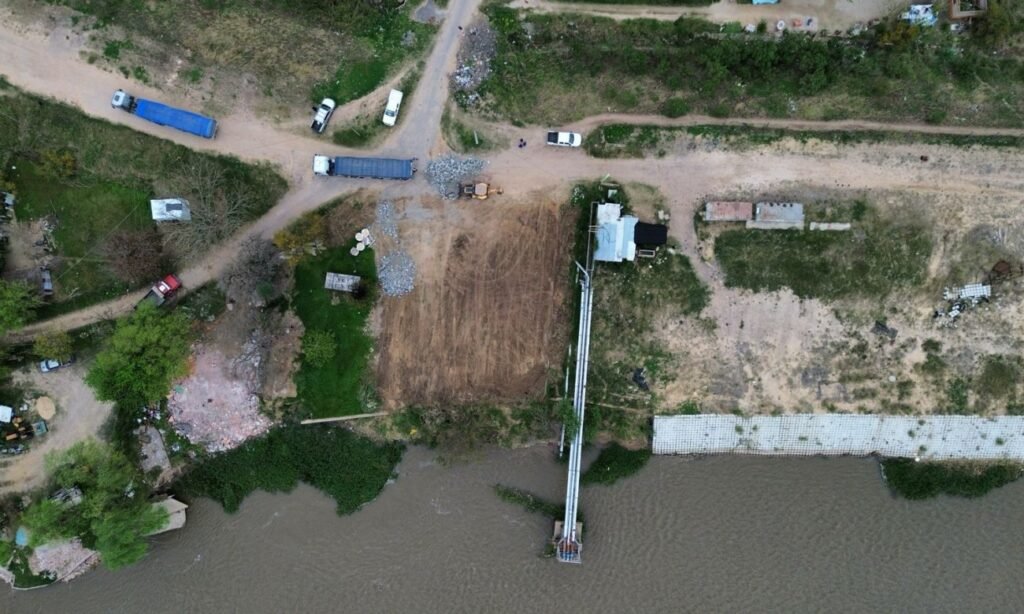 El Terraplén Garello es intervenido para frenar la erosión del río Colastiné y reforzar la estabilidad de la defensa en el sector de Colastiné Sur.