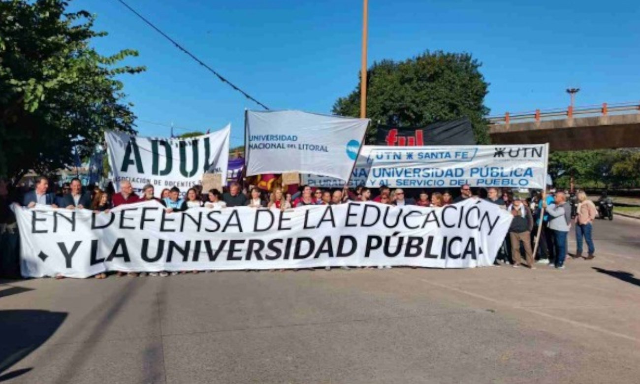Marcha en la ciudad de Santa Fe en defensa de la universidad pública. Foto de archivo.