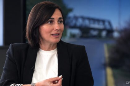 Valeria Echeverri durante su entrevista en el programa ATP Santa Fe, donde analizó la situación política de Sauce Viejo y el escenario institucional de la localidad.