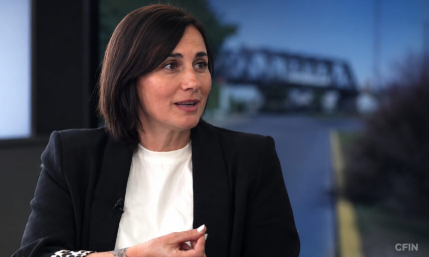 Valeria Echeverri durante su entrevista en el programa ATP Santa Fe, donde analizó la situación política de Sauce Viejo y el escenario institucional de la localidad.