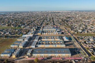 La Villa Suramericana de Santa Fe cuenta con 346 viviendas, que alojarán a 1.380 atletas durante los XIII Juegos Suramericanos. Finalizada la competencia, las unidades serán sorteadas entre familias santafesinas.