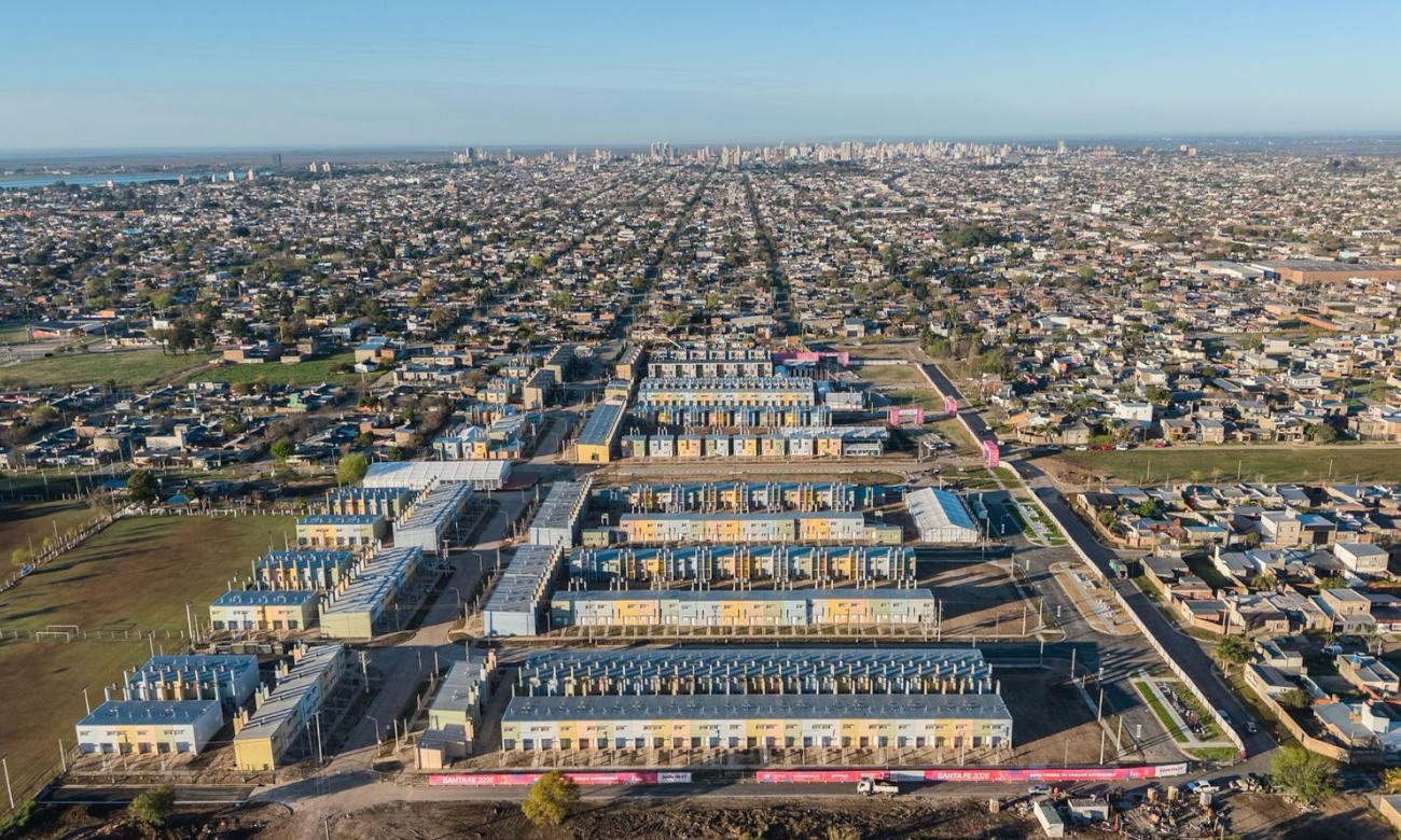 La Villa Suramericana de Santa Fe cuenta con 346 viviendas, que alojarán a 1.380 atletas durante los XIII Juegos Suramericanos. Finalizada la competencia, las unidades serán sorteadas entre familias santafesinas.