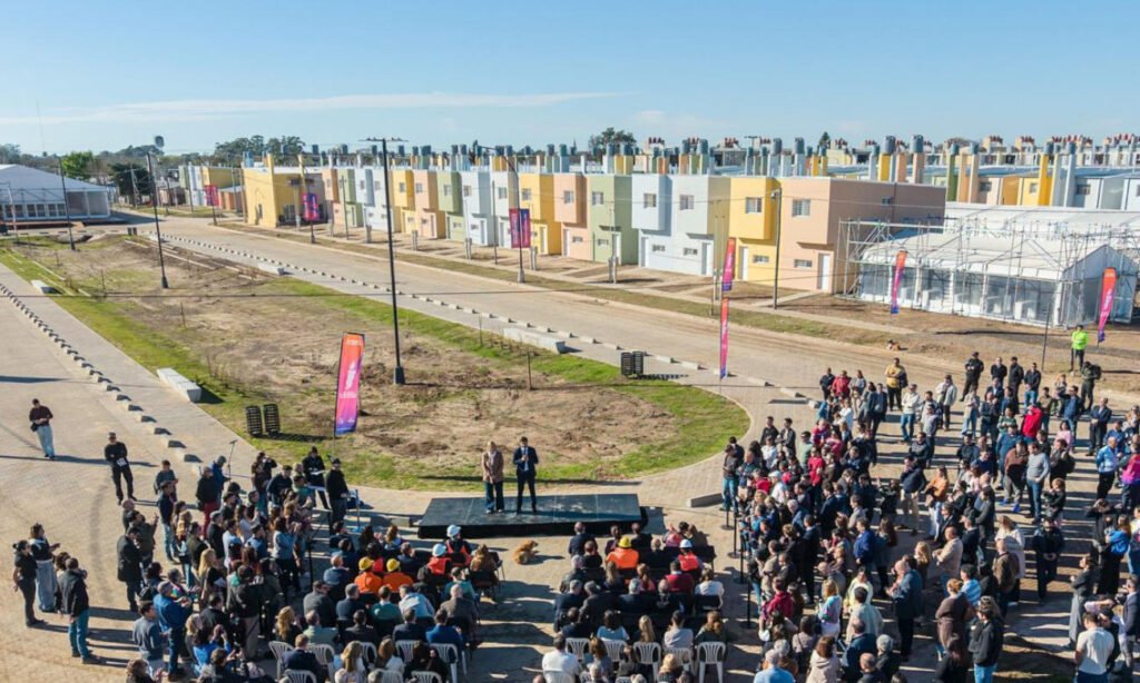 El complejo Esmeralda Este II fue recuperado y puesto en condiciones para los Juegos Suramericanos. La obra incluyó viviendas, pavimento, iluminación, desagües, veredas, rampas, forestación y equipamiento urbano.