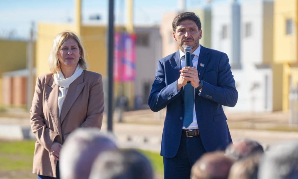 El gobernador Maximiliano Pullaro y la vicegobernadora Gisela Scaglia durante la inauguración de la Villa Suramericana de Santa Fe, complejo que recibirá a los atletas durante los Juegos y luego quedará destinado a familias santafesinas.