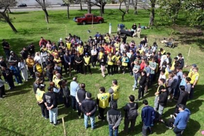 Voluntarios de la Iglesia de Jesucristo de los Santos de los Últimos Días realizaron tareas de limpieza, mantenimiento y plantación de 35 árboles en distintos sectores del Bajo Oroño y la Costanera Este.