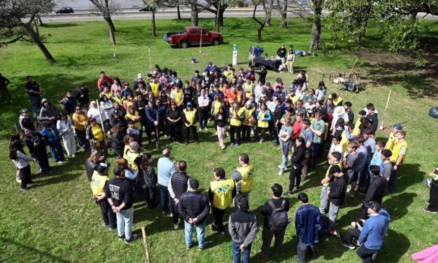 Voluntarios de la Iglesia de Jesucristo de los Santos de los Últimos Días realizaron tareas de limpieza, mantenimiento y plantación de 35 árboles en distintos sectores del Bajo Oroño y la Costanera Este.