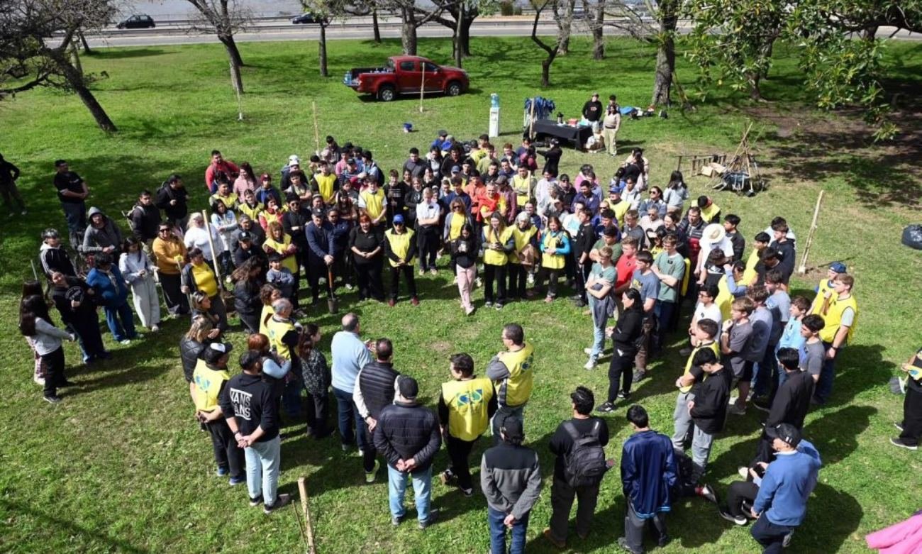 Voluntarios de la Iglesia de Jesucristo de los Santos de los Últimos Días realizaron tareas de limpieza, mantenimiento y plantación de 35 árboles en distintos sectores del Bajo Oroño y la Costanera Este.