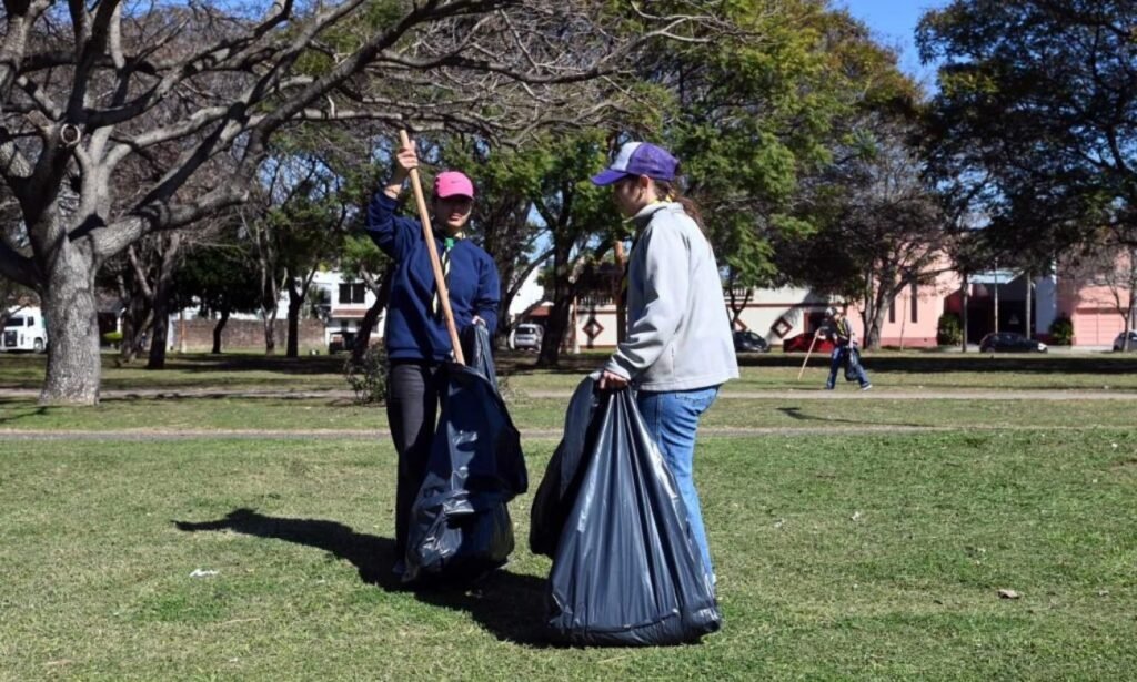 Más de 100 scouts de Santa Fe y Recreo participaron de una jornada de limpieza, mantenimiento y actividades ambientales en el Parque Federal.
