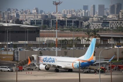 Aviones de Flydubai durante una operación en un aeropuerto. La compañía investiga el incidente ocurrido durante un vuelo con destino a Israel.