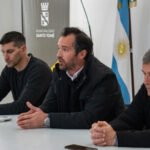 El intendente Miguel Weiss Ackerley junto a funcionarios municipales durante la conferencia en la que se anunció la declaración de Emergencia Hídrica en Santo Tomé.