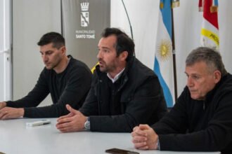 El intendente Miguel Weiss Ackerley junto a funcionarios municipales durante la conferencia en la que se anunció la declaración de Emergencia Hídrica en Santo Tomé.