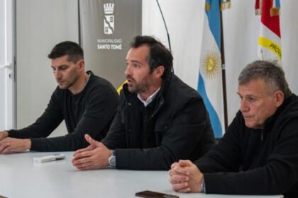 El intendente Miguel Weiss Ackerley junto a funcionarios municipales durante la conferencia en la que se anunció la declaración de Emergencia Hídrica en Santo Tomé.