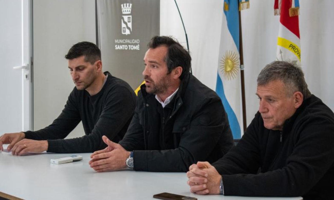 El intendente Miguel Weiss Ackerley junto a funcionarios municipales durante la conferencia en la que se anunció la declaración de Emergencia Hídrica en Santo Tomé.