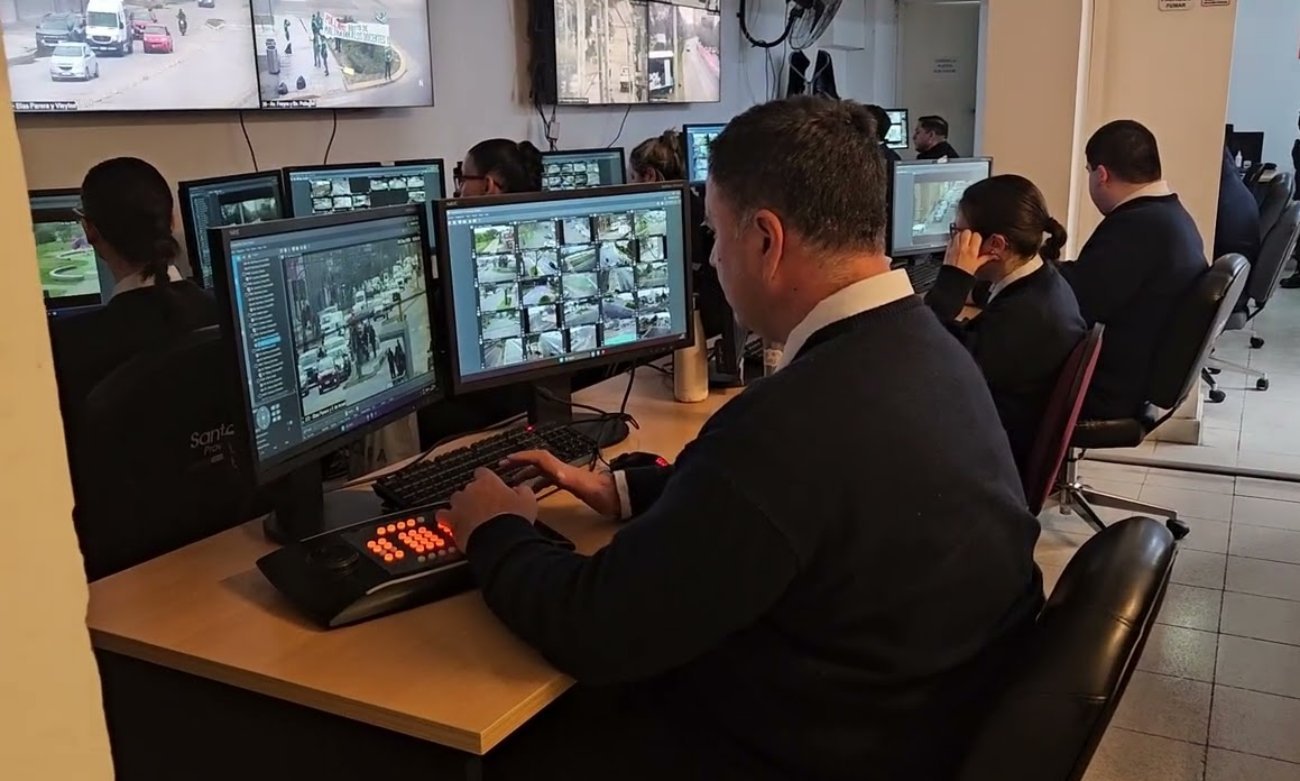 Sala de monitoreo de la Central de Emergencias 911, desde donde se supervisan las imágenes de las cámaras de seguridad. Foto de archivo.