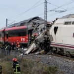 Equipos de emergencia trabajan en el lugar del choque entre dos trenes de alta velocidad en Toledo, España. El accidente dejó al menos 68 muertos y mantiene en marcha las tareas de rescate.