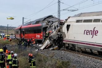 Equipos de emergencia trabajan en el lugar del choque entre dos trenes de alta velocidad en Toledo, España. El accidente dejó al menos 68 muertos y mantiene en marcha las tareas de rescate.