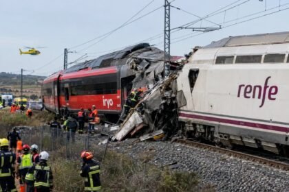 Equipos de emergencia trabajan en el lugar del choque entre dos trenes de alta velocidad en Toledo, España. El accidente dejó al menos 68 muertos y mantiene en marcha las tareas de rescate.