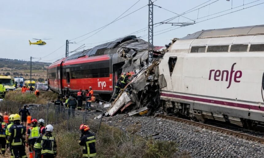 Equipos de emergencia trabajan en el lugar del choque entre dos trenes de alta velocidad en Toledo, España. El accidente dejó al menos 68 muertos y mantiene en marcha las tareas de rescate.