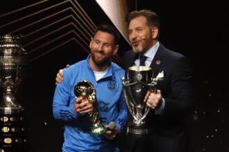 Alejandro Domínguez y Lionel Messi, durante un encuentro vinculado al fútbol sudamericano. Foto de archivo.