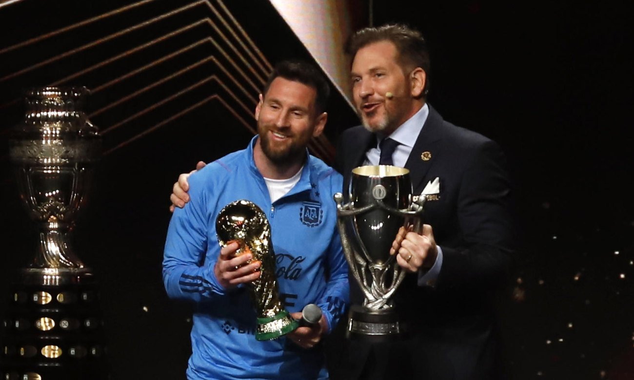 Alejandro Domínguez y Lionel Messi, durante un encuentro vinculado al fútbol sudamericano. Foto de archivo.