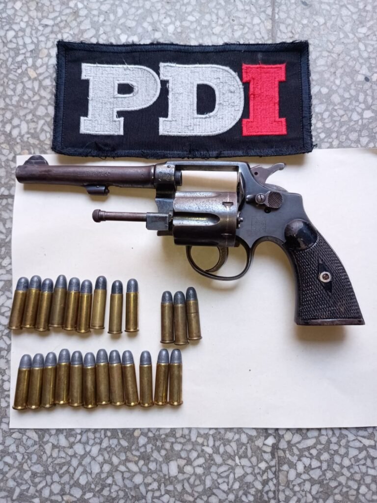 Un revólver calibre .38 y municiones secuestrados durante los procedimientos realizados en distintos domicilios de la zona sur de Santa Fe. Foto: PDI.