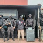 Personal policial durante un procedimiento de investigación en la ciudad de Santa Fe. Foto de archivo.