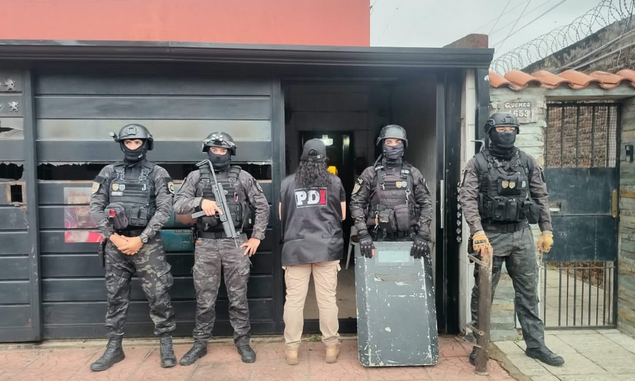 Personal policial durante un procedimiento de investigación en la ciudad de Santa Fe. Foto de archivo.