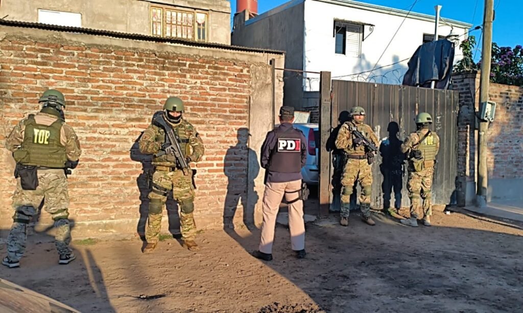 La PDI llevó adelante distintos operativos con la colaboración de grupos especiales. Durante los allanamientos se secuestraron armas, municiones, celulares y otros elementos de interés para la causa.