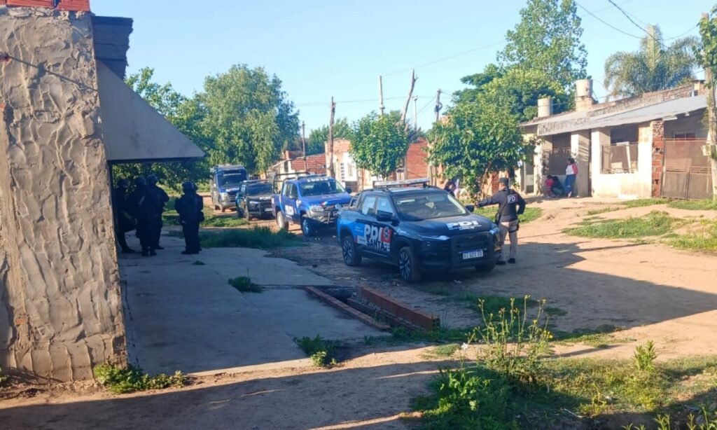 Los procedimientos se realizaron en tres localidades de la región y terminaron con cuatro personas detenidas, en el marco de una investigación por un ataque ocurrido en barrio Adelina.