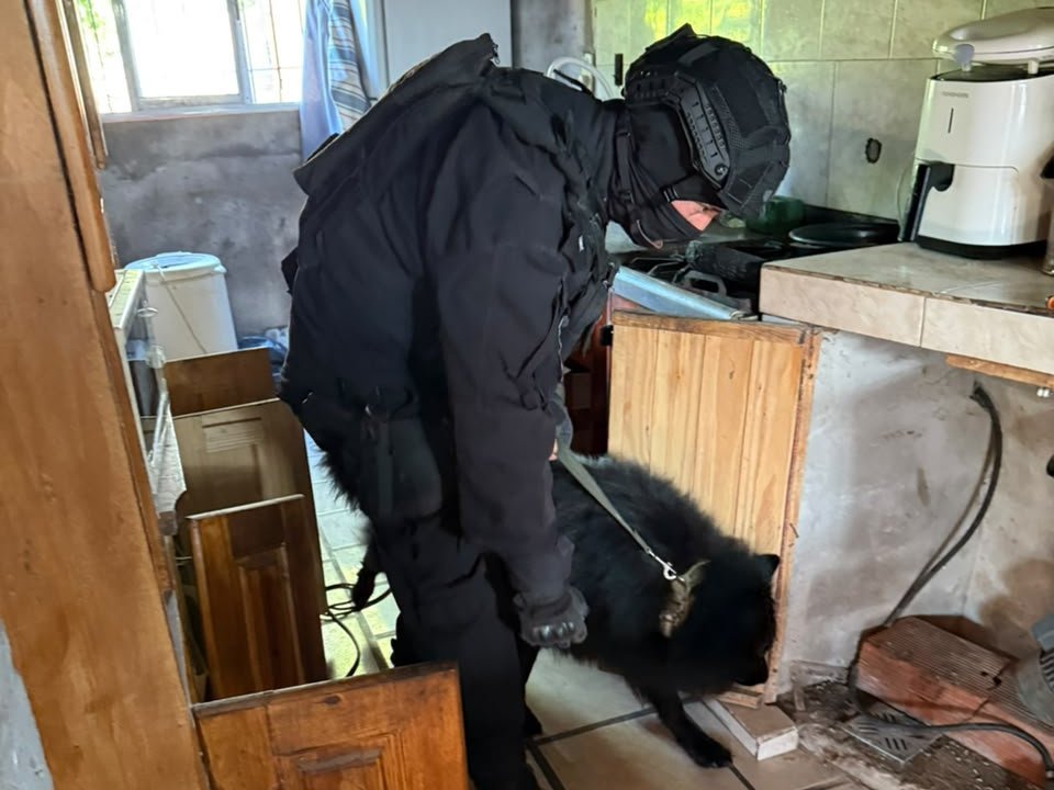 Personal de la Policía de Investigaciones (PDI) durante uno de los 13 allanamientos realizados en Santo Tomé, Sauce Viejo y Santa Fe por una causa de homicidio en grado de tentativa.