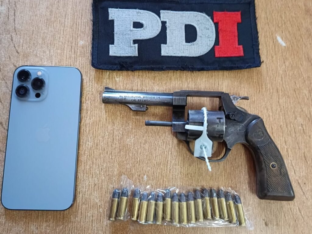 El revólver calibre .32 marca Rubí fue uno de los elementos secuestrados durante los allanamientos. Tenía seis municiones y quedó a disposición de la Justicia.