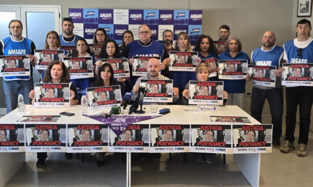 Dirigentes de AMSAFE encabezaron una conferencia de prensa en Santa Fe para exigir justicia por Nancy Godoy y reclamar el fin de los femicidios.