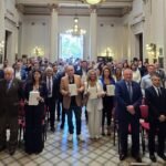 Autoridades y convencionales constituyentes participaron del acto por el primer aniversario de la Reforma Constitucional de Santa Fe en el hall de la Legislatura.