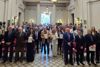 Autoridades y convencionales constituyentes participaron del acto por el primer aniversario de la Reforma Constitucional de Santa Fe en el hall de la Legislatura.