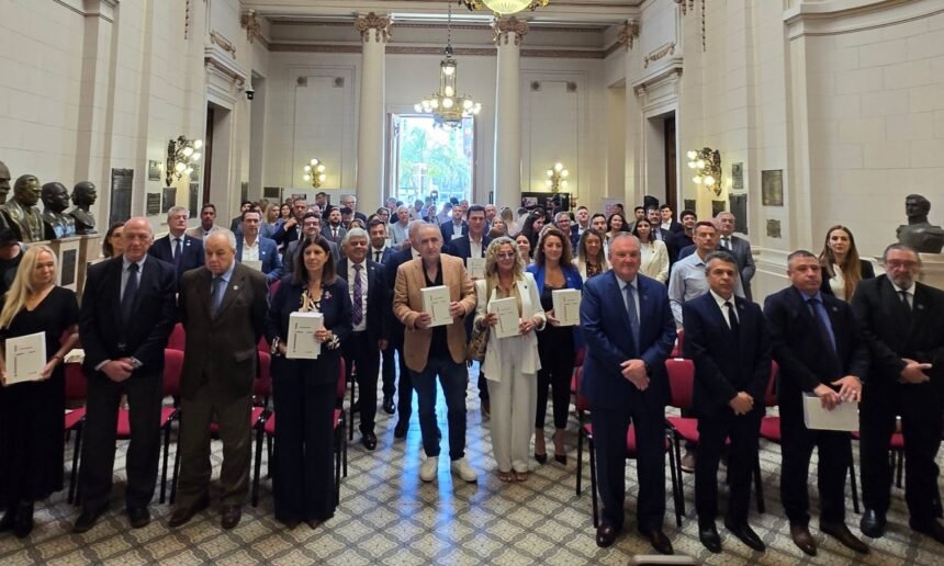 Autoridades y convencionales constituyentes participaron del acto por el primer aniversario de la Reforma Constitucional de Santa Fe en el hall de la Legislatura.