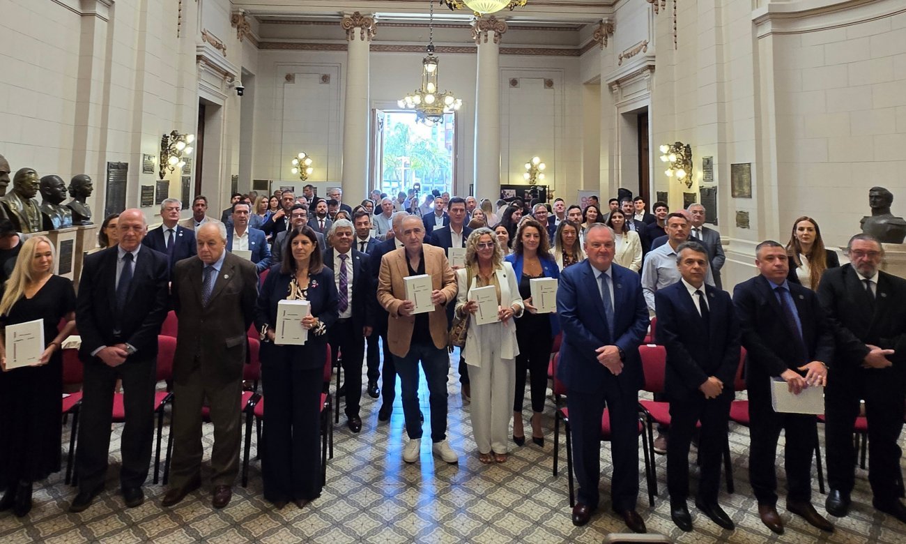 Autoridades y convencionales constituyentes participaron del acto por el primer aniversario de la Reforma Constitucional de Santa Fe en el hall de la Legislatura.