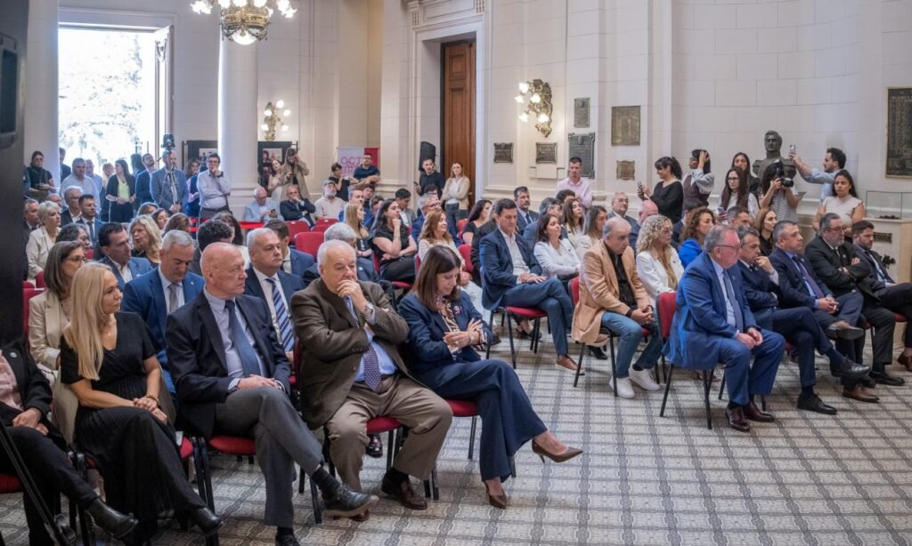 Representantes de los distintos bloques políticos y autoridades provinciales participaron de la conmemoración por el primer aniversario de la Reforma Constitucional de Santa Fe.